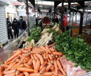 26, March, 2020, Belgrade - Markets in Belgrade are open three days a week, starting Thursday. Market in the Vidikovac. Photo: Antonio Ahel/ATAImages/PIXSELL"n"n26, mart, 2020, Beograd - Pijace u Beogradu rade tri dana nedeljno, od cetvrtka. . Photo: Antonio Ahel/ATAImages/PIXSELL
