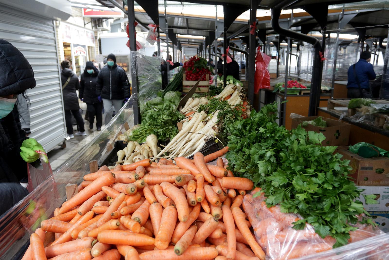 26, March, 2020, Belgrade - Markets in Belgrade are open three days a week, starting Thursday. Market in the Vidikovac. Photo: Antonio Ahel/ATAImages/PIXSELL"n"n26, mart, 2020, Beograd - Pijace u Beogradu rade tri dana nedeljno, od cetvrtka. . Photo: Antonio Ahel/ATAImages/PIXSELL