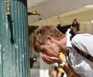 27.07.2020., Sibenik - Viskoke temperature na sibenskom podrucju natjerali su domace i strane turiste da osvjezenje potraze na razlicite nacine, te da se od sunca skriju sa sesirima.rPhoto: Hrvoje Jelavic/PIXSELL