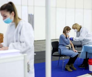 27.12.2021., Zagreb - Nakon sto za Bozic i blagdan sv. Stjepana cijepni punkt na Zagrebackom velesajmu nije radio, danas je ondje ponovno ogromna guzva. 
Prije tocno godinu dana u Hrvatskoj je sluzbeno krenulo cijepljenje protiv koronavirusa. Prva osoba koja je primila cjepivo bila je 81-godisnja Branka Anicic, sticenica Doma za starije osobe na zagrebackoj Tresnjevci. Od tada je u Hrvatskoj cijepljeno 55,48 posto ukupnog stanovnistva, odnosno 66,12 posto odraslog stanovnistva.


 Photo: Igor Kralj/PIXSELL