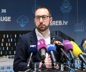 28.01.2022., Zagreb, Gradonacelnik Grada Zagreba Tomislav Tomasevic i ravnatelj Hrvatskog zavoda za mirovinsko osiguranje Ivan Serdar potpisali su Ugovor o prijenosu prava vlasnistva na nekretninama u Zagrebu s Hrvatskog zavoda za mirovinsko osiguranje na Grad Zagreb. Photo: Emica Elvedji/PIXSELL