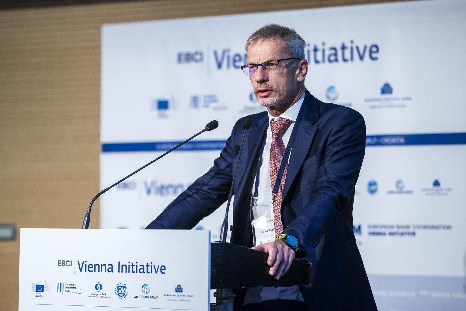 28.10.2021., Podstrana - Otvorena je konferencija koju organiziraju Becka inicijativa (European Bank Coordination Vienna Initiative) i Hrvatska narodna banka (HNB) na kojoj ce se raspravljati o promicanju odrzivog rasta, trenutacnim gospodarskim kretanjima u srednjoj, istocnoj i jugoistocnoj Europi, izazovima s kojima se suočavaju sredisnje banke u razdoblju nakon epidemije, novim financijskim instrumentima u programu Invest EU, ulozi financijskih institucija u podupiranje zelene tranzicije te financiranju inovacija.
Boris Vujcic
  Photo: Miroslav Lelas/PIXSELL