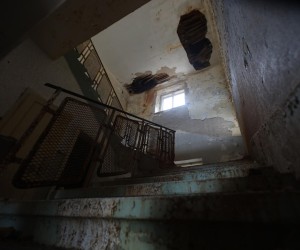 29.09.2019., Goli otok - Goli otok nalazi se u sjevernom dijelu Velebitkog kanala, izmedju otoka Raba, Prvica i Svetog Grgura .Goli otok u proslosti je sluzio za ispasu ovaca do 1. Svjetkog rata kada ga Austro-ugarska pretvara u logor za ruske zarobljenike. Nakon sukoba Josipa Broza Tita i iJosifa Visarionovica Staljina 1948. jugoslavenska vlast pretvara u logor za politicke zatvorenike. Do 1956. g. logor je spadao pod federalnu vlast, a zatim prelazi u nadleznost SR Hrvatske i u logor uz politicke zatvorenike smijestaju i zatvorenike koji su pocinili teske kriminalne radnje, ubojstva, kradje. Logor je prestao s radom 1988., a potpuno je napusten 1989. god. Goli otok sad posjecuju samo radoznali turisti i poneko izaslanstvo koje komemorirar stradale politicke zatvorenike. rPhoto: Boris Scitar/Vecernji list/PIXSELL