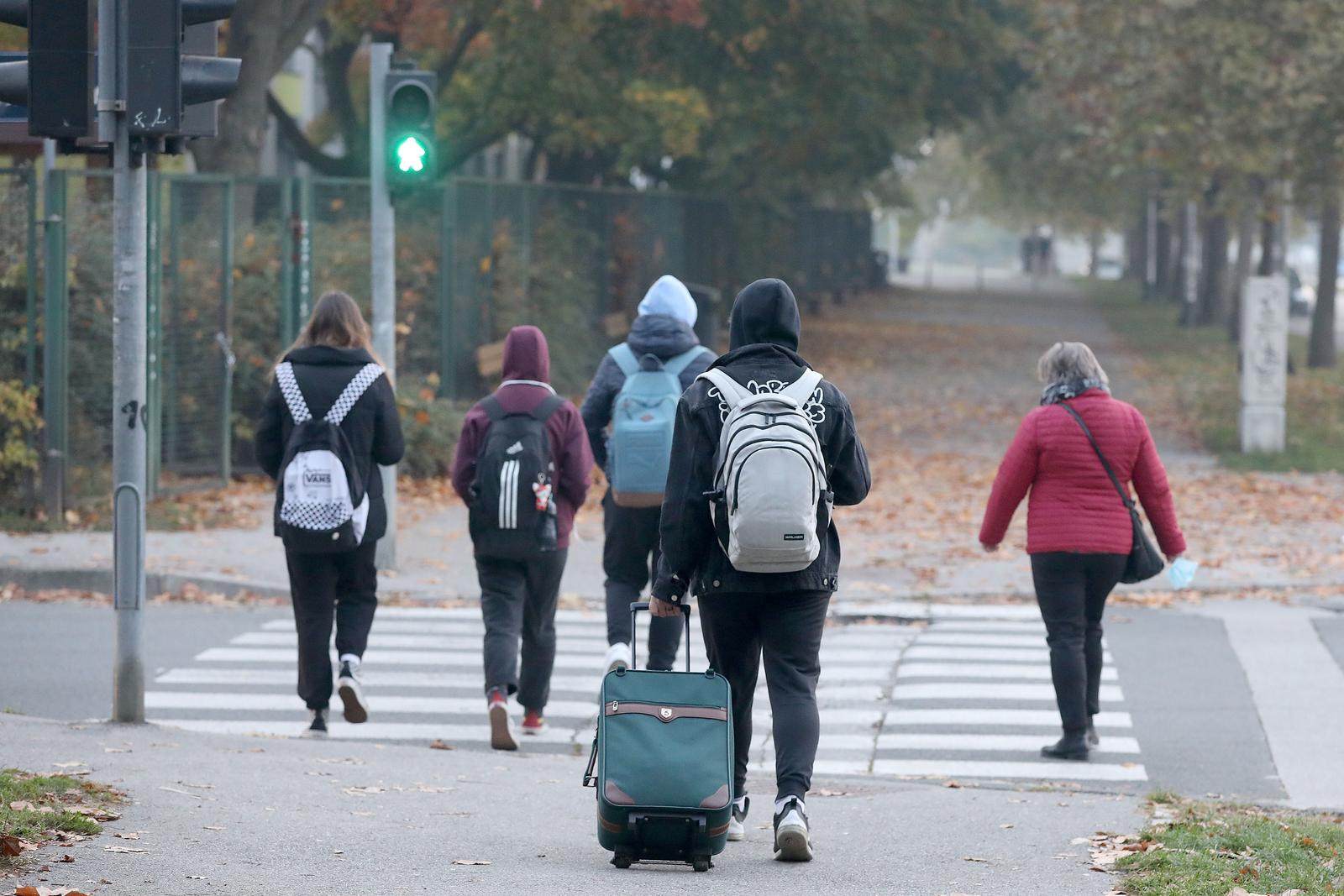 29.10.2021., Zagreb - Ucenici osnovnih i srednjih skola jos danas dolaze u skole, te zbog znatnog povecanja broj zarazenih iduci tjedan prelaze na nastavu na daljinu.  Photo: Patrik Macek/PIXSELL