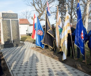 31.01.2018., Tovarnik - Dan kada je Tovarnik plakao, spomen na sijecanj 1998. godine kada su na mjesnom groblju pokopani posmrtni ostaci 48 mjestana ekshumiranih iz masovne grobnice. Kolona sjecanja polazi ispred Spomen-obiljezja u dvoristu zgrade Opcine Tovarnik te krece prema groblju Svetog Kriza gdje ce biti odana pocast svim poginulim i nestalim mjestanima. Photo: Dubravka Petric/PIXSELL