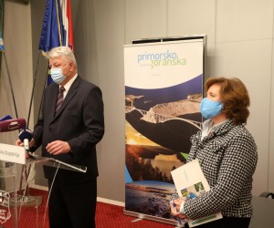 31.01.2022., Rijeka - Zupan Zlatko Komadina i procelnica Djulija Malatestinic na redovnoj konferenciji u sjedistu Zupanije Primorsko goranske.  Photo: Goran Kovacic/PIXSELL