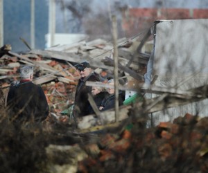 31.12.2021., Majske Poljane - Na Staru godinu sablasno prazne ulice, razrusene kuce uz tek pokojeg prolaznika ili kucnog ljubimca i jedno gradiliste gdje vrijedne ruke ni za Staru godinu ne odmaraju nego podizu iznova novu kucu na mjestu gdje je stara stradala od potresa. Photo: Sanjin Strukic/PIXSELL
