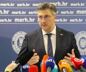 29.12.2021., Petrinja - U vojarni puk. Predrag Matanovic dane su izjave nakon zavrsetka sjednice Stozera civilne zastite za otklanjanje posljedica katastrofe uzrokovane potresom. Predsjednik Vlade Andrej Plenkovic. Photo: Robert Anic/PIXSELL