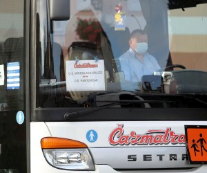 08.09.2020., Zagreb - Ucenici OS Miroslav Krleza ulaze u autobus koji ih vozi u zamjensku skolu na Pantovcak. rPhoto: Patrik Macek/PIXSELL