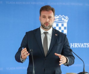05.12.2022., Zagreb - Ministar obrane Mario Banozic dao je izjavu medjima prije pocetka 94. sjednice Vlade RH u Nacionalnoj i sveucilisnoj knjiznici. Photo: Zeljko Lukunic/PIXSELL