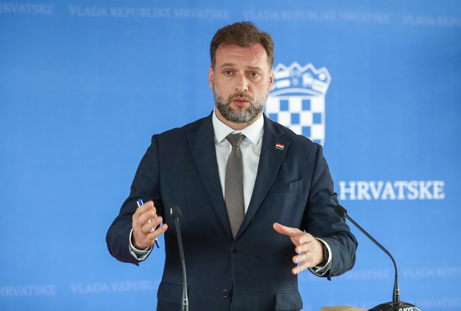 05.12.2022., Zagreb - Ministar obrane Mario Banozic dao je izjavu medjima prije pocetka 94. sjednice Vlade RH u Nacionalnoj i sveucilisnoj knjiznici. Photo: Zeljko Lukunic/PIXSELL