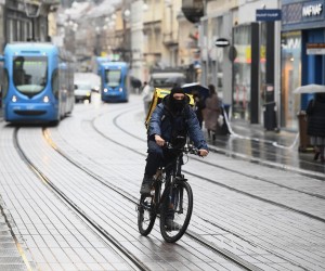 31.12.2020., Zagreb - Setnja gradom zadnji dan godine koja je bila drugacija nego inace. Tramvaji provozili centrom, ljudi i dalje hodaju s maskama. rPhoto: Marko Lukunic/PIXSELL