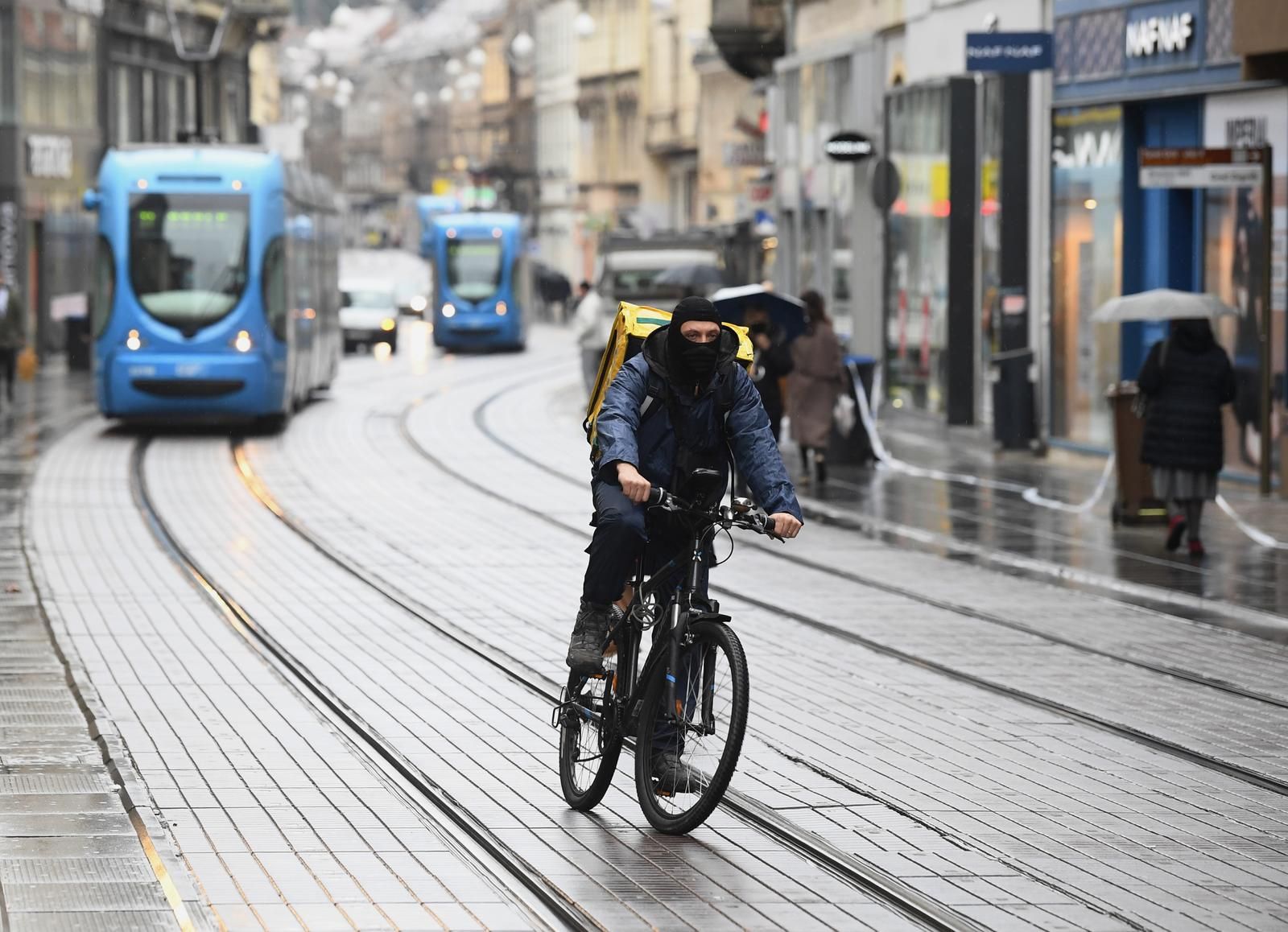 31.12.2020., Zagreb - Setnja gradom zadnji dan godine koja je bila drugacija nego inace. Tramvaji provozili centrom, ljudi i dalje hodaju s maskama. rPhoto: Marko Lukunic/PIXSELL