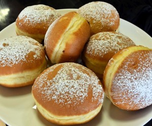 22.02.2019., Slavonski Brod - Slatki kolac od dizanog tijesta pokladne krafne, krofne ili pokladnice tradicionalno su najtrazenije slastice u vrijeme poklada.rPhoto: Ivica Galovic/PIXSELL