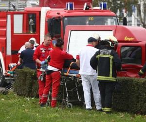 19.11.2016., Zagreb - Teska prometna nesreca na krizanju Avenije Dubrovnik i Veceslava Holjevca izmedju vatrogasnog vozila koje je zurilo na intervenciju i osobnog automobila. Vatrogasno vozilo pod rotacijskim svjetlima prolazilo je kroz raskrizje kad im je put preprijecilo osobno vozilo. Tri vatrogasca i vozacica osobnog automobila ozlijedjenji su te kolima hitne pomoci prevezeni u bolnicu. Photo: Zeljko Lukunic/PIXSELL