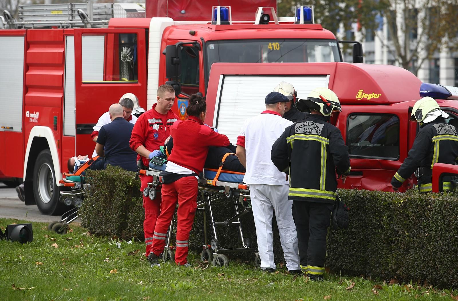 19.11.2016., Zagreb - Teska prometna nesreca na krizanju Avenije Dubrovnik i Veceslava Holjevca izmedju vatrogasnog vozila koje je zurilo na intervenciju i osobnog automobila. Vatrogasno vozilo pod rotacijskim svjetlima prolazilo je kroz raskrizje kad im je put preprijecilo osobno vozilo. Tri vatrogasca i vozacica osobnog automobila ozlijedjenji su te kolima hitne pomoci prevezeni u bolnicu. Photo: Zeljko Lukunic/PIXSELL