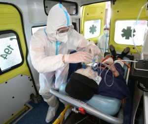 09.04.2021., Karlovac - Zbog povecanog broja oboljelih od covida-19 i transporta pacijenata  do bolnice djelatnicima karlovacke Hitne pomoci opseg posla u protekla dva tjedna povecan je za cak 80 posto. Hitna pomoc svakodnevno prevozi brojne pacijente sa teskim simptomima covida-19, upale pluca, teskim disanjem u bolnicu. U transportu tesko oboljeli dobiju kisik kako bi im se olaksao put do bolnice.  Photo: Kristina Stedul Fabac/PIXSELL