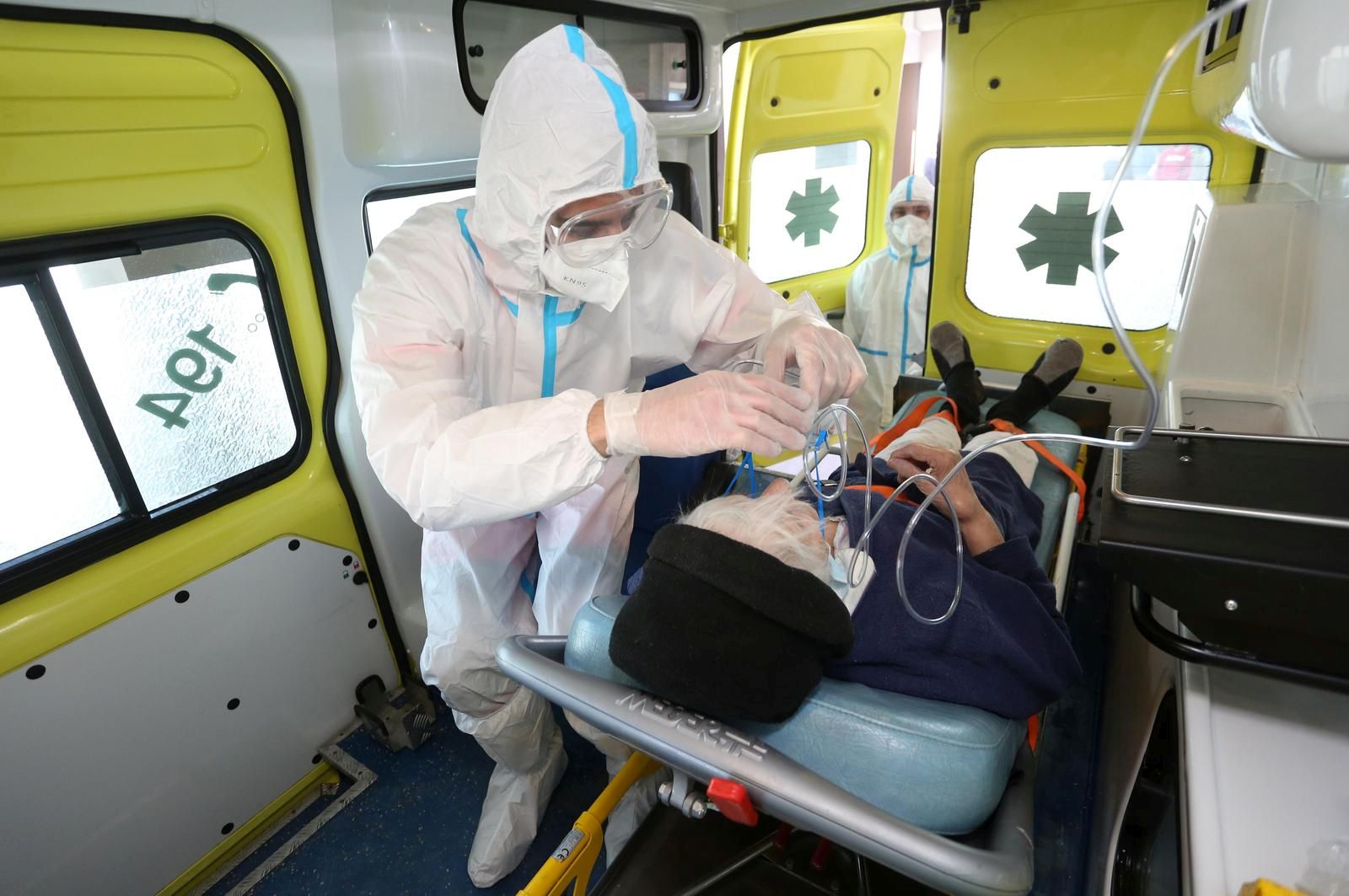 09.04.2021., Karlovac - Zbog povecanog broja oboljelih od covida-19 i transporta pacijenata  do bolnice djelatnicima karlovacke Hitne pomoci opseg posla u protekla dva tjedna povecan je za cak 80 posto. Hitna pomoc svakodnevno prevozi brojne pacijente sa teskim simptomima covida-19, upale pluca, teskim disanjem u bolnicu. U transportu tesko oboljeli dobiju kisik kako bi im se olaksao put do bolnice.  Photo: Kristina Stedul Fabac/PIXSELL