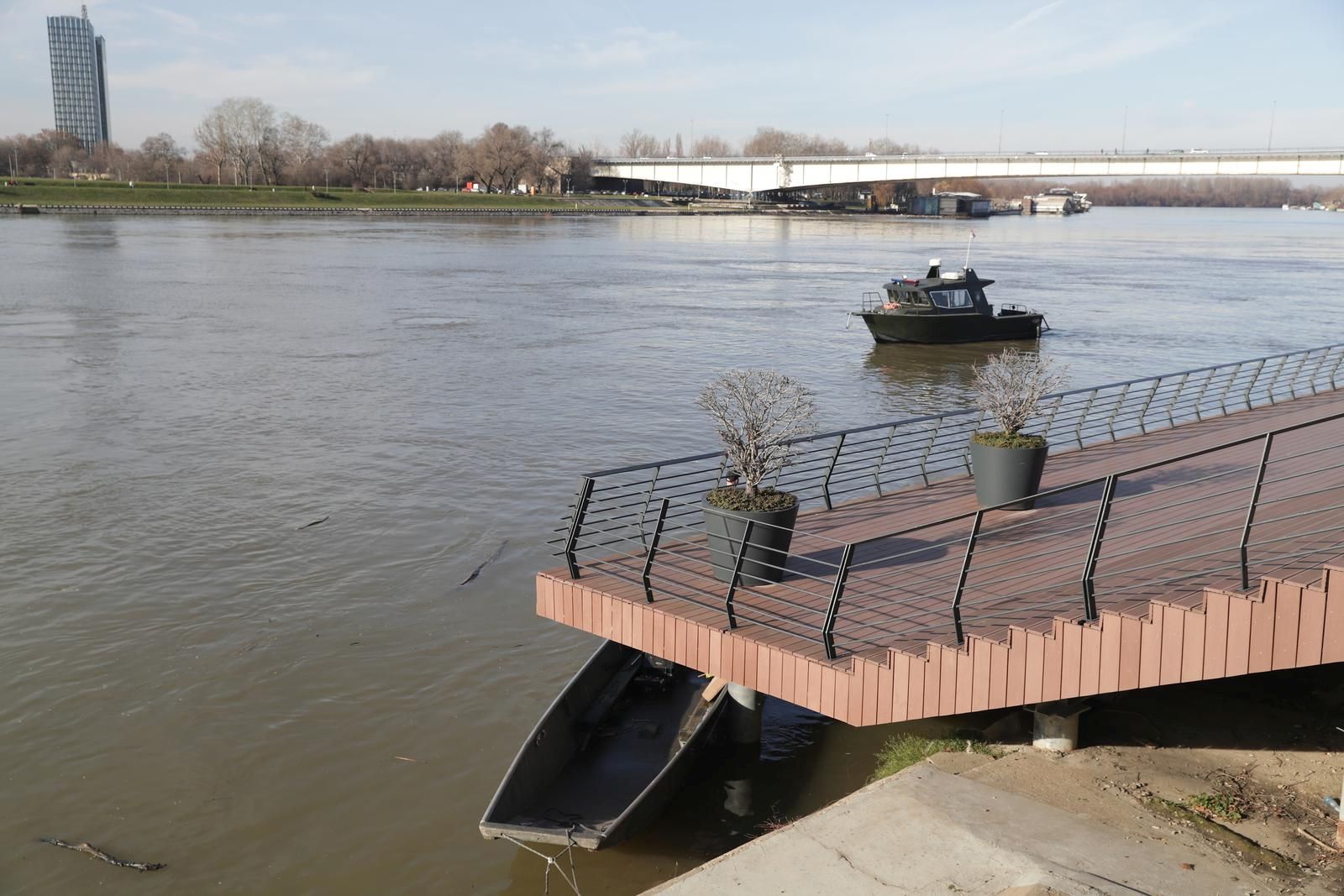 04, January, 2022, Belgrade - The search near the old Tram Bridge, in search of the missing Matej Peris from Split, was completed at this location. Photo: M.M./ATAImages

04, janaur, 2022, Beograd  - Pretraga kod starog Tramvajskog mosta, u potrazi za nestali Splicaninom Matejem Perisom, zavrsena je na ovoj lokaciji. Photo: M.M./ATAImages Photo: M.M./ATAImages/PIXSELL