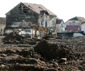 20.12.2021., Petrinja - Blizi se godinu dana kako je snazan potres zadesio stanovnike Petrinje i okolnih sela (29.12.2020). Danas je obnova u punom jeku ali stanovnici nisu zadovoljni jer se uglavnom rusi a malo toga se sanira. Srediste grada je i dalje sablasno prazno. Tek pokoji stroj ili radnik moze se uociti na pojedinoj lokaciji u centru grada dok je broj otvorenih lokala usluznih djelatnosti sveden na minimum. Photo: Sanjin Strukic/PIXSELL
