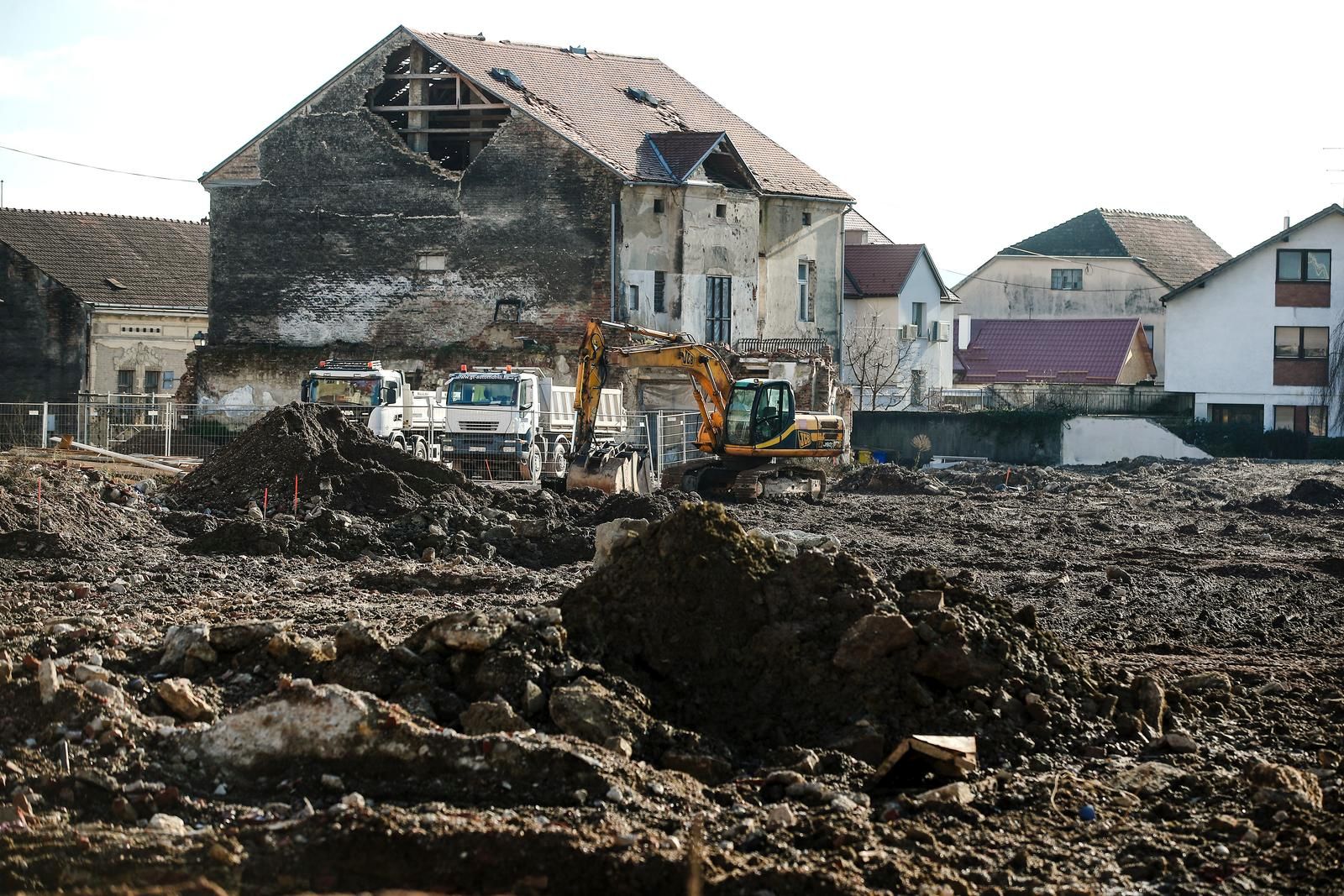20.12.2021., Petrinja - Blizi se godinu dana kako je snazan potres zadesio stanovnike Petrinje i okolnih sela (29.12.2020). Danas je obnova u punom jeku ali stanovnici nisu zadovoljni jer se uglavnom rusi a malo toga se sanira. Srediste grada je i dalje sablasno prazno. Tek pokoji stroj ili radnik moze se uociti na pojedinoj lokaciji u centru grada dok je broj otvorenih lokala usluznih djelatnosti sveden na minimum. Photo: Sanjin Strukic/PIXSELL