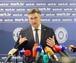 29.12.2021., Petrinja - U vojarni puk. Predrag Matanovic dane su izjave nakon zavrsetka sjednice Stozera civilne zastite za otklanjanje posljedica katastrofe uzrokovane potresom. Predsjednik Vlade Andrej Plenkovic Photo: Robert Anic/PIXSELL
