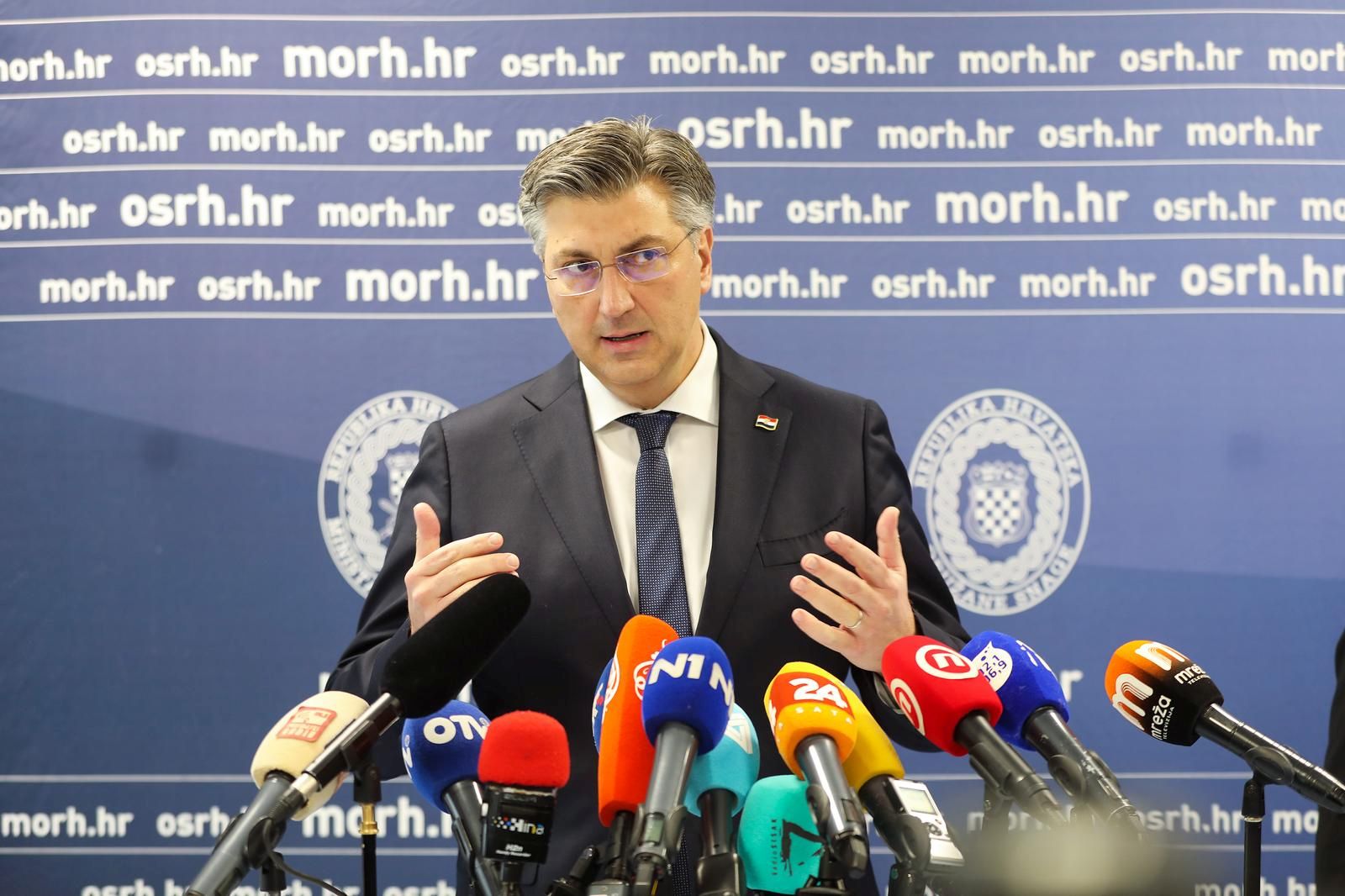 29.12.2021., Petrinja - U vojarni puk. Predrag Matanovic dane su izjave nakon zavrsetka sjednice Stozera civilne zastite za otklanjanje posljedica katastrofe uzrokovane potresom. Predsjednik Vlade Andrej Plenkovic Photo: Robert Anic/PIXSELL