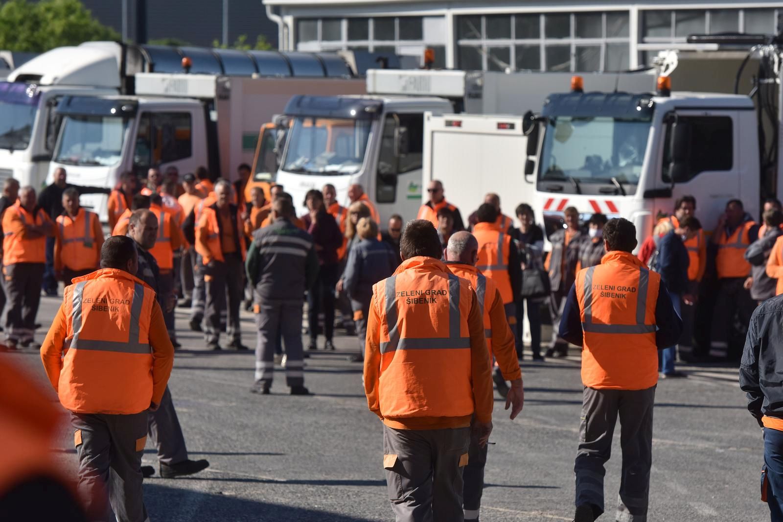 07.05.2020., Sibenik - Prosvjed zaposlenika tvrtke Zeleni Grad zbog navodnih otkaza, smanjenje radnickih prava i najave smanjenja placa. Photo: Hrvoje Jelavic/PIXSELL