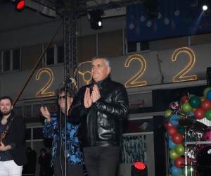 31.12.2021., Sinj - U Sinju bez brige oko epidemioloskih mjera organiziran zabavan docek Nove godine uz Crvenu Jabuku. Photo: Sasa Tadinac/PIXSELL