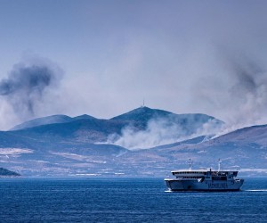 03.08.2021., Split - Pozar u trogirskom zaledju s kojim se vatrogasne snage vec drugi dan bore, snimljen s mora.rPhoto: Milan Sabic/PIXSELL