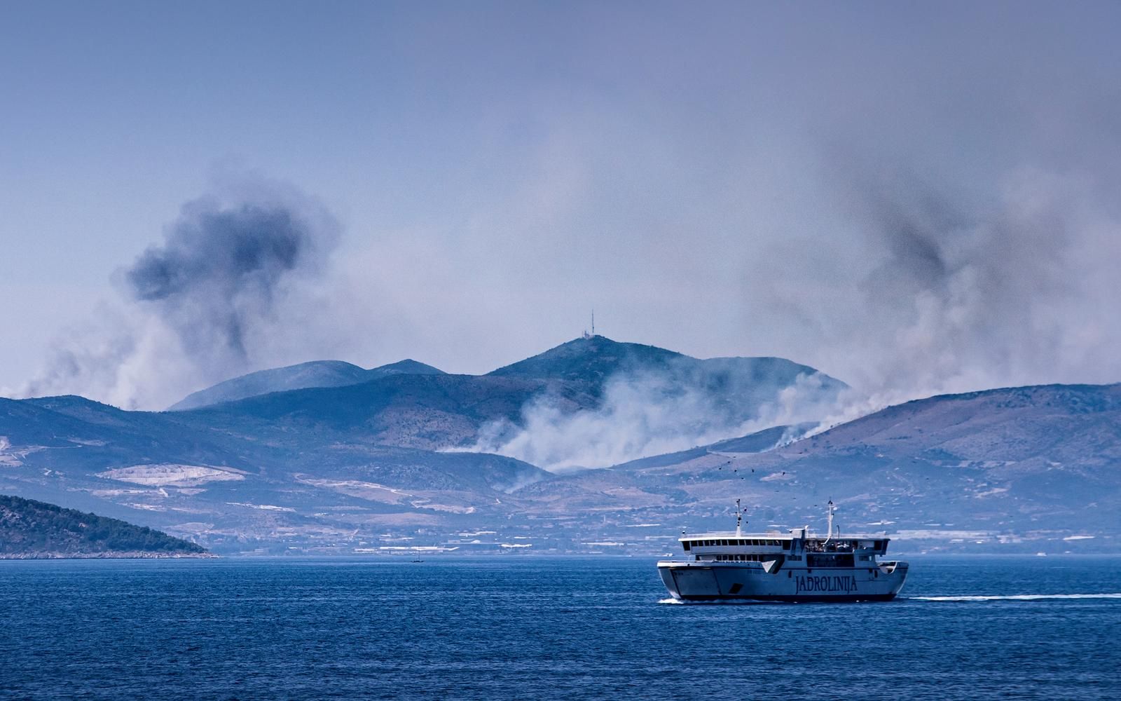 03.08.2021., Split - Pozar u trogirskom zaledju s kojim se vatrogasne snage vec drugi dan bore, snimljen s mora.rPhoto: Milan Sabic/PIXSELL