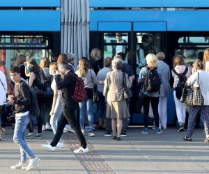 11.09.2020., Zagreb - Jutarnja guzva na tamvajskom stajalistu na Tgu kralja Tomislava. rPhoto: Patrik Macek/PIXSELL