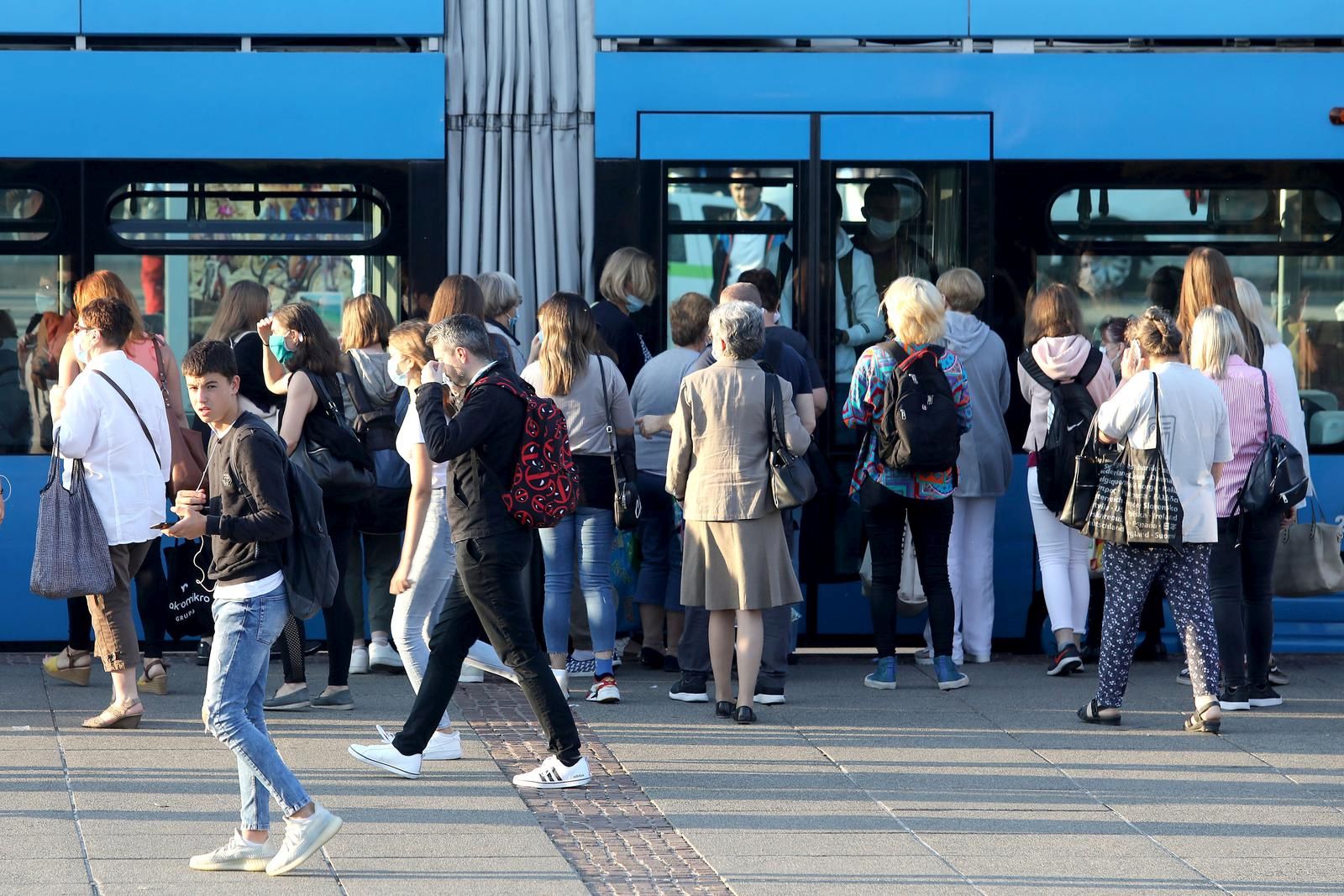 11.09.2020., Zagreb - Jutarnja guzva na tamvajskom stajalistu na Tgu kralja Tomislava. rPhoto: Patrik Macek/PIXSELL