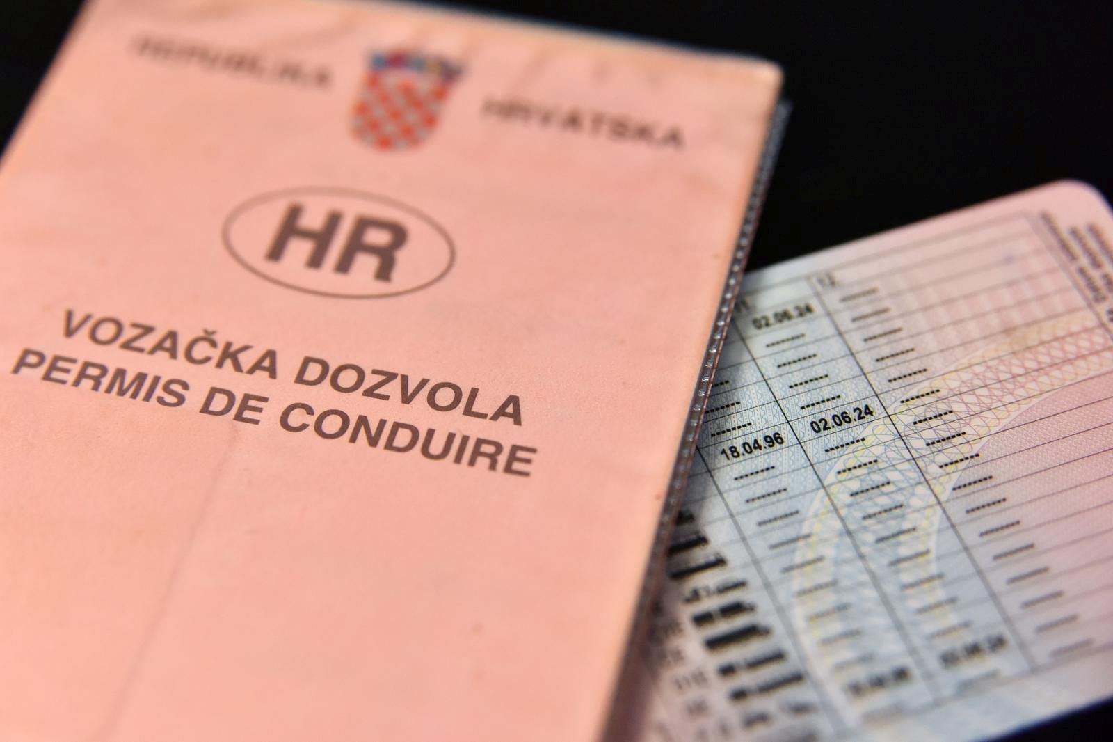 Stara i nova vozačka dozvola 31.01.2019., Sibenik - Stara i nova vozacka dozvolarPhoto: Hrvoje Jelavic/PIXSELL