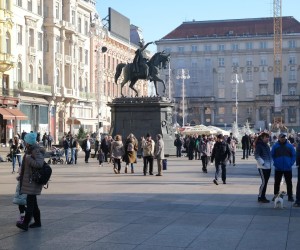 2.1.2022., Zagreb - U zraku se jos uvijek osjeti blagdansko raspolozenje drugog dana nove godine. Gradani uzivaju u suncu i lijepom vremenu setajuci i ispijajuci kave u centru Zagreba. Photo: Slaven Branislav Babic/PIXSELL
