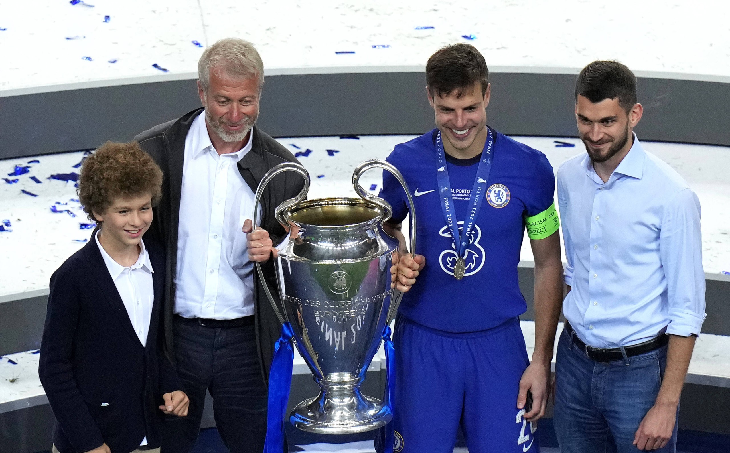 Manchester City v Chelsea - UEFA Champions League - Final - Estadio do Dragao Chelsea owner Roman Abramovich 2nd left poses with club captain Cesar Azpilicueta and the trophy after the UEFA Champions League final match held at Estadio do Dragao in Porto, Portugal. Picture date: Saturday May 29, 2021. Editorial use only, no commercial use without prior consent from rights holder. PUBLICATIONxINxGERxSUIxAUTxONLY Copyright: xAdamxDavyx 60080771