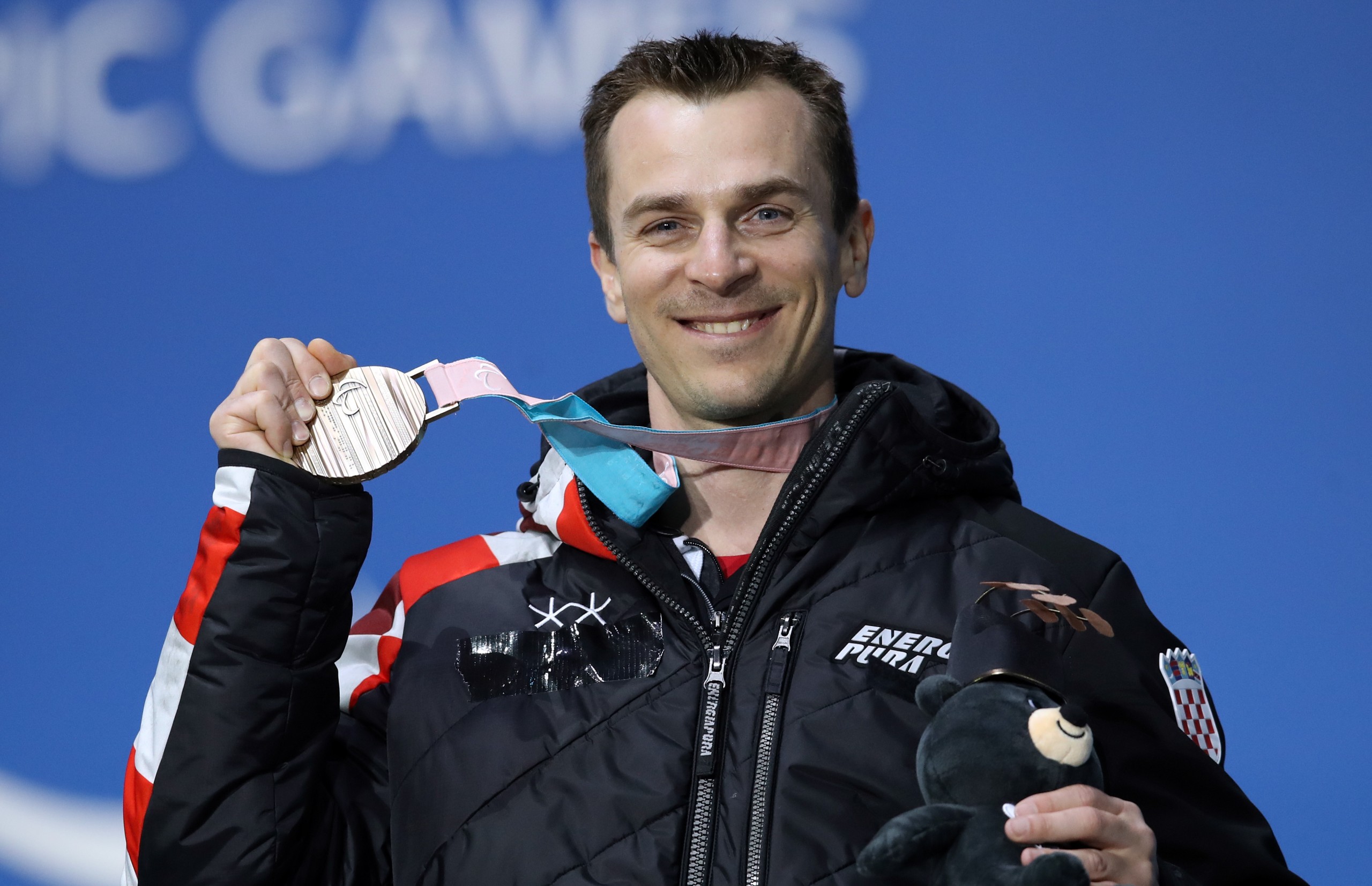 Pjongèang, 16.03.2018 - Hrvatski paraolimpijac Bruno Bonjak tijekom dodjele medalja na Medals Plazi u Pjongèangu. Bonjak je osvojio bronèanu medalju u snowboardu na XII Paraolimpijskim igrama u Pjongèangu.
foto HINA/ Damir SENÈAR /ds