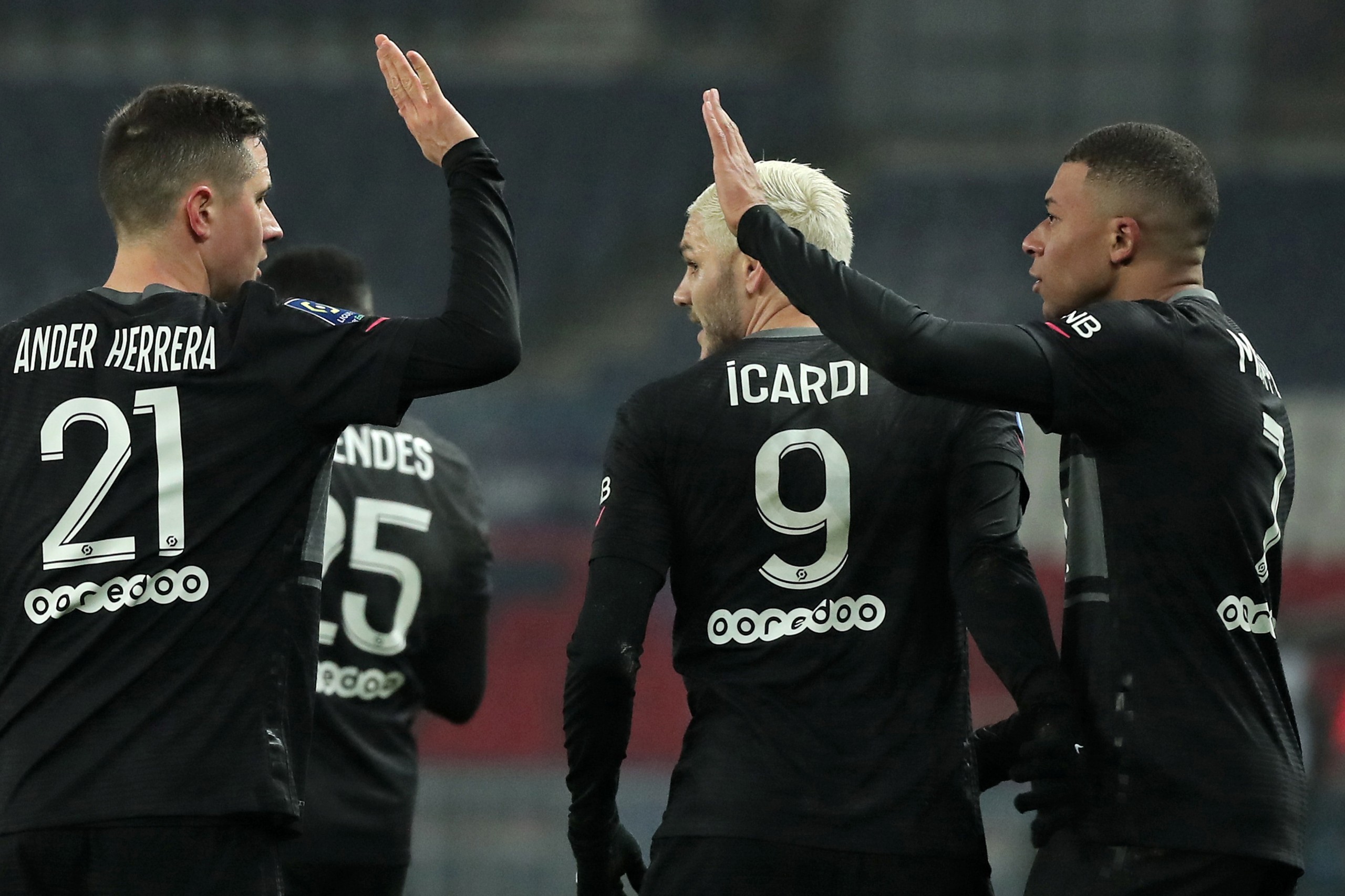 epa09688289 Paris Saint-Germain's Kylian Mbappe (R) celebrates with teammates after scoring the 1-0 lead during the French Ligue 1 soccer match between Paris Saint-Germain (PSG) and Stade Brest in Paris, France, 15 January 2022.  EPA/CHRISTOPHE PETIT TESSON