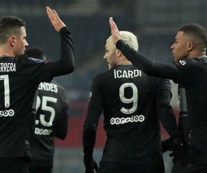 epa09688289 Paris Saint-Germain's Kylian Mbappe (R) celebrates with teammates after scoring the 1-0 lead during the French Ligue 1 soccer match between Paris Saint-Germain (PSG) and Stade Brest in Paris, France, 15 January 2022.  EPA/CHRISTOPHE PETIT TESSON