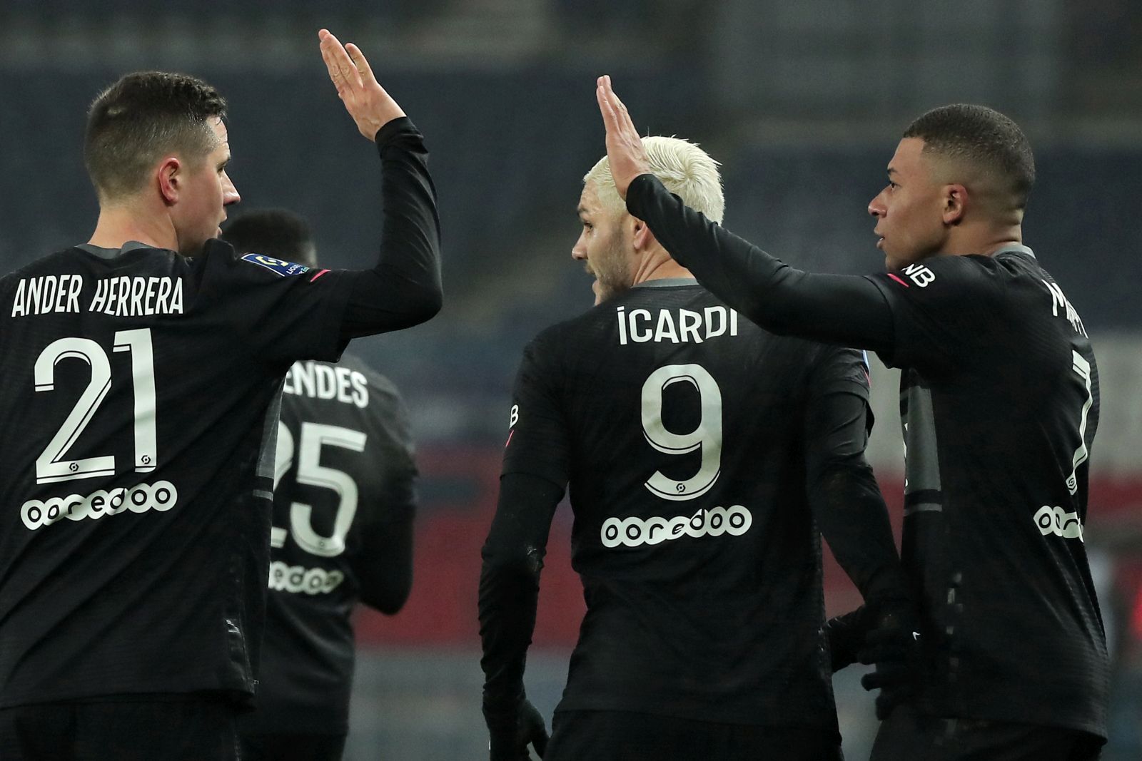 epa09688289 Paris Saint-Germain's Kylian Mbappe (R) celebrates with teammates after scoring the 1-0 lead during the French Ligue 1 soccer match between Paris Saint-Germain (PSG) and Stade Brest in Paris, France, 15 January 2022.  EPA/CHRISTOPHE PETIT TESSON