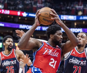 epa09691849 Philadelphia 76ers center Joel Embiid (C) derives between Washington Wizards guard Spencer Dinwiddie (L) and Washington Wizards center Daniel Gafford (R) during the first half of the NBA basketball game between the Philadelphia 76ers and the Washington Wizards at Capital One Arena in Washington, DC, USA, 17 January 2022.  EPA/JIM LO SCALZO  SHUTTERSTOCK OUT