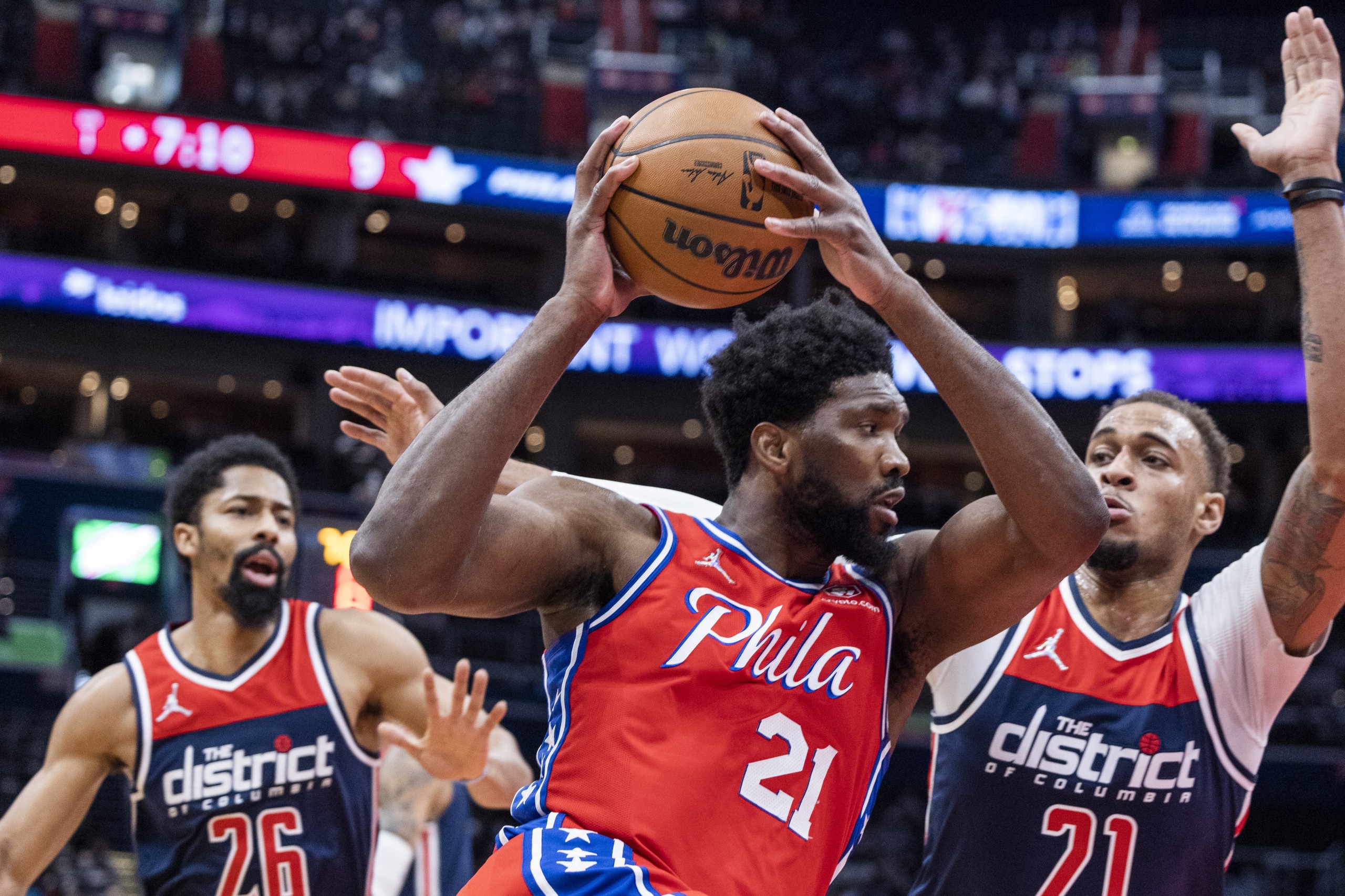 epa09691849 Philadelphia 76ers center Joel Embiid (C) derives between Washington Wizards guard Spencer Dinwiddie (L) and Washington Wizards center Daniel Gafford (R) during the first half of the NBA basketball game between the Philadelphia 76ers and the Washington Wizards at Capital One Arena in Washington, DC, USA, 17 January 2022.  EPA/JIM LO SCALZO  SHUTTERSTOCK OUT
