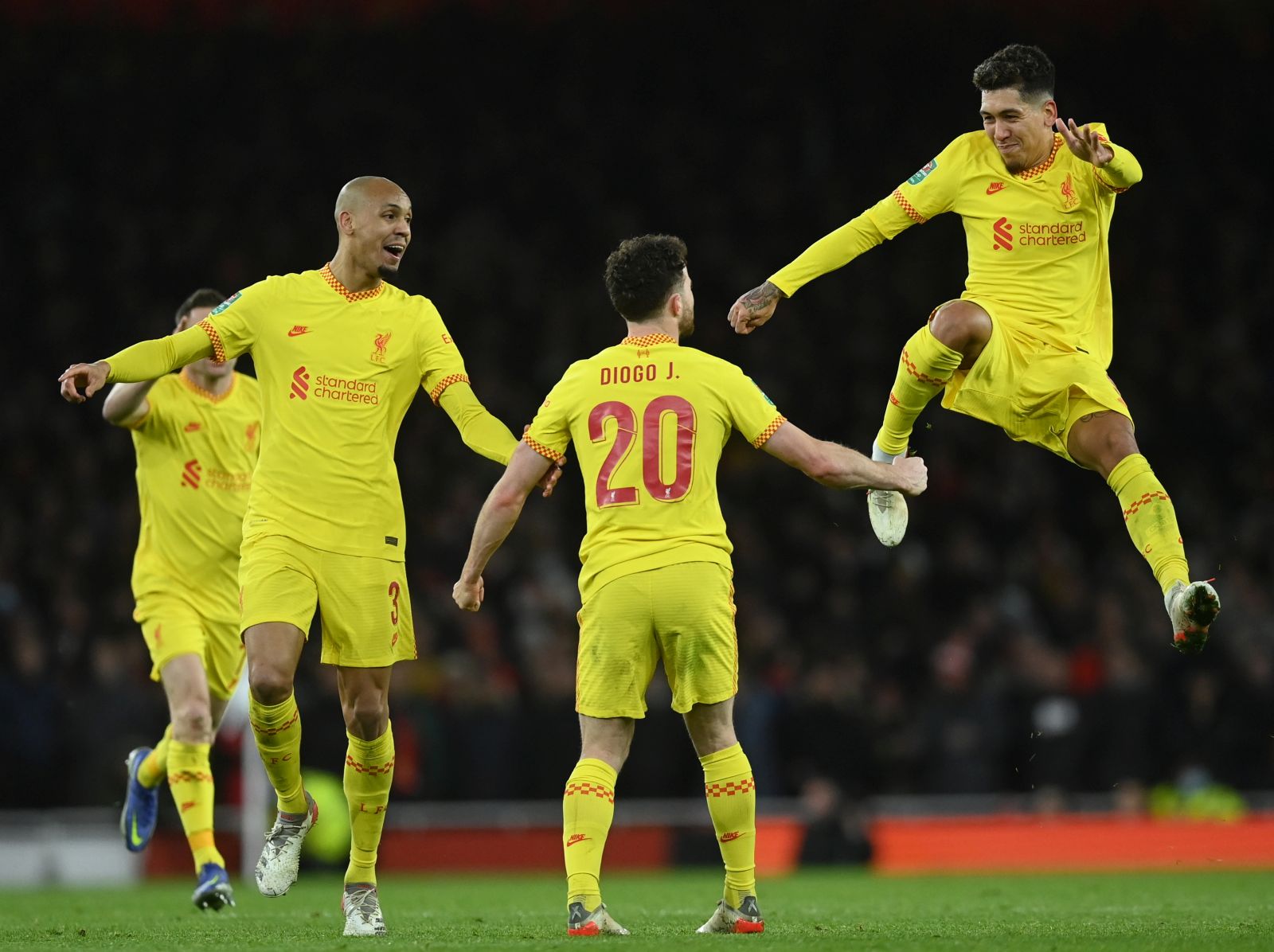 epa09698531 Liverpool's Diogo Jota (C) celebrates with teammates Fabinho (L) and Roberto Firmino (R) after scoring the 2-0 lead during the English Carabao Cup semi final, second leg soccer match between Arsenal FC and Liverpool FC in London, Britain, 20 January 2022.  EPA/Neil Hall EDITORIAL USE ONLY. No use with unauthorized audio, video, data, fixture lists, club/league logos or 'live' services. Online in-match use limited to 120 images, no video emulation. No use in betting, games or single club/league/player publications