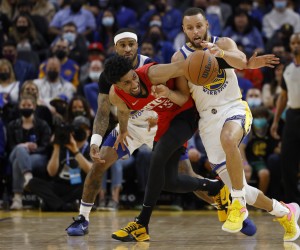 epa09701340 Golden State Warriors guard Stephen Curry (R) steals the ball away from Houston Rockets center Christian Wood (L) during the second half of the NBA basketball game between the Houston Rockets and Golden State Warriors at the Chase Center in San Francisco, California, USA, 21 January 2022.  EPA/JOHN G. MABANGLO SHUTTERSTOCK OUT