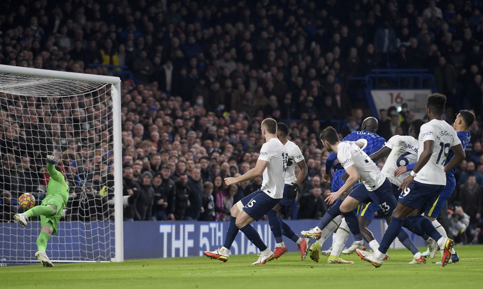 epa09705072 Thiago Silva (R) of Chelsea scores the 2-0 lead against Tottenham's goalkepeer Hugo Lloris (L) during the English Premier League soccer match between Chelsea FC and Tottenham Hotspur in London, Britain, 23 January 2022.  EPA/Neil Hall EDITORIAL USE ONLY. No use with unauthorized audio, video, data, fixture lists, club/league logos or 'live' services. Online in-match use limited to 120 images, no video emulation. No use in betting, games or single club/league/player publications