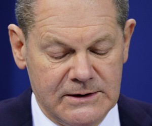 epa09706801 German Chancellor Olaf Scholz speaks during a press conference after consultations with the heads of regional German states in Berlin, Germany, 24 January 2022. German State Premiers and the German Chancellor met on a hybrid basis for a conference on the current pandemic situation.  EPA/CLEMENS BILAN / POOL