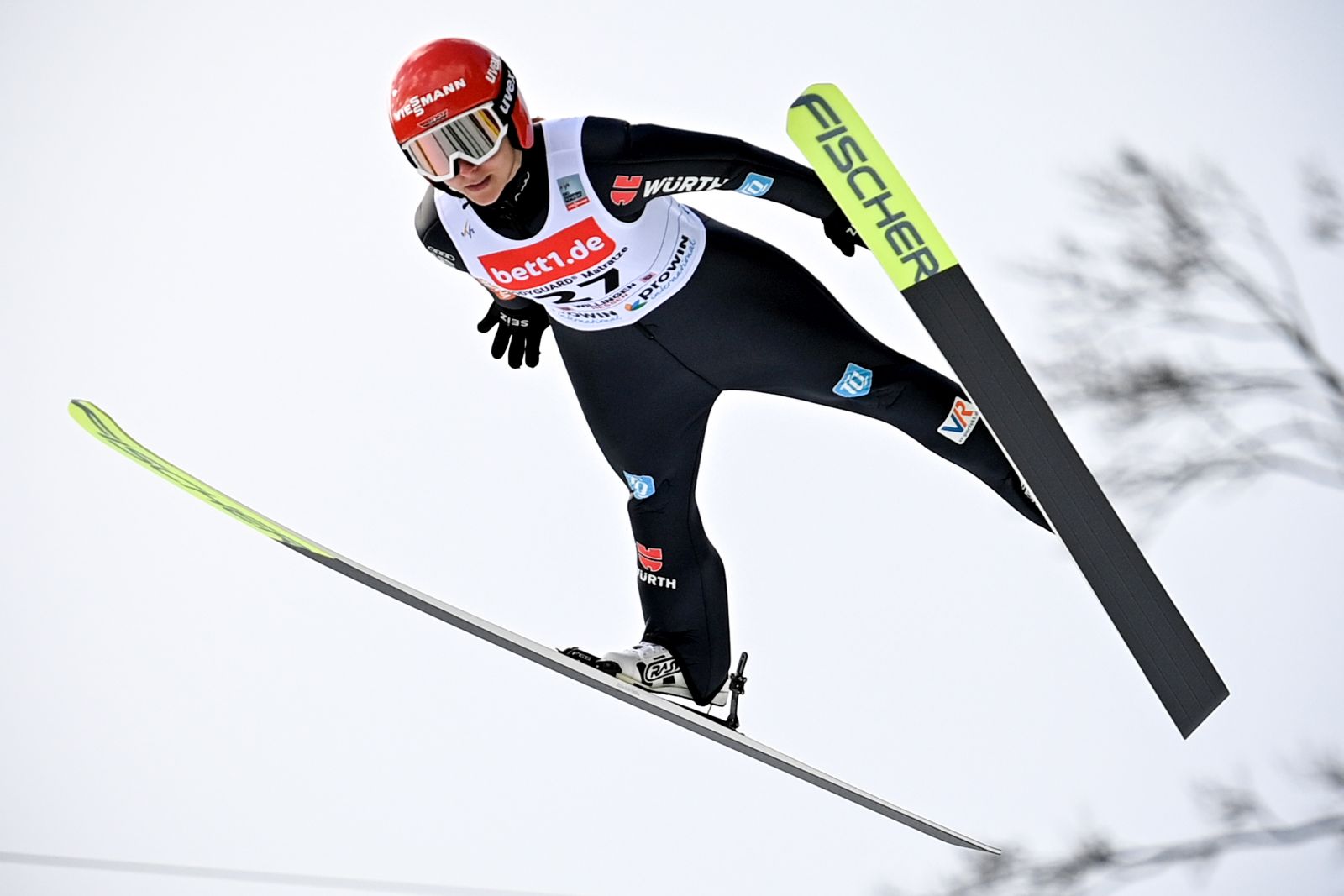 epa09714088 Katharina Althaus of Germany in action during the qualification round of the women's large hill HS147 individual competition at the FIS Ski Jumping World Cup in Willingen, Germany, 28 January 2022.  EPA/SASCHA STEINBACH