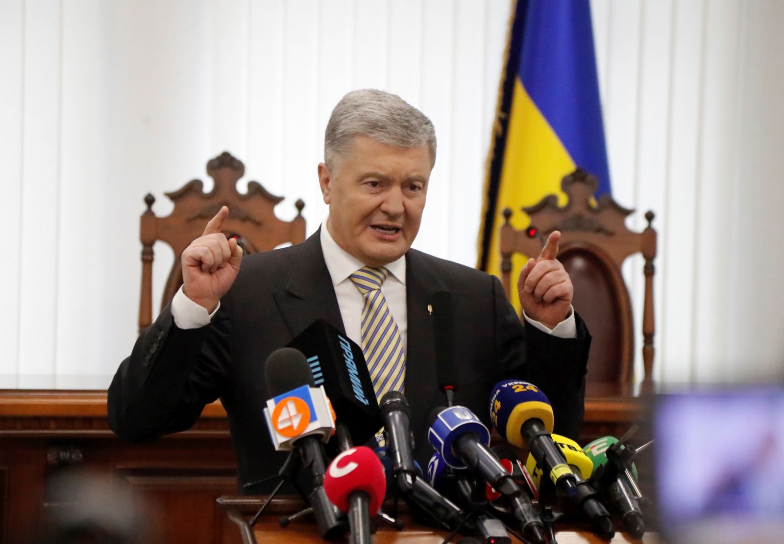 epa09714141 Former Ukrainian president Petro Poroshenko speaks at the Kiev Court of Appeal in Kiev, Ukraine, 28 January 2022. The trial adjourned until 11 February. Poroshenko was summoned to the Pechersky District Court as he faces allegations of high treason and attempted looting of national values.  EPA/ZURAB KURTSIKIDZE