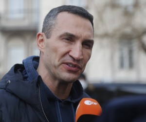 epa09722878 Former Ukrainian boxer Wladimir Klitschko speaks to the media in Kiev, Ukraine, 02 February 2022. Klitschko submitted the application and documents to join the brigade of the territorial defense of the city of Kiev amid escalating tensions with Russia.  EPA/ZURAB KURTSIKIDZE