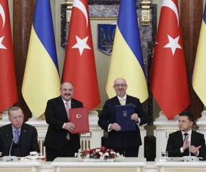 epa09725404 Ukrainian President Volodymyr Zelensky (R) and his Turkish counterpart Recep Tayyip Erdogan (L) attend a document signing ceremony before their joint briefing following their talks at the Mariinsky Palace in Kiev, Ukraine, 03 February 2022. The Turkish President arrived in Ukraine to meet with top Ukrainian officials amid escalation on the Ukraine-Russian border.  EPA/SERGEY DOLZHENKO